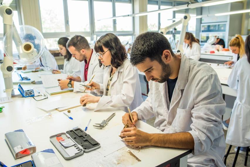 Estudiantes en un laboratorio