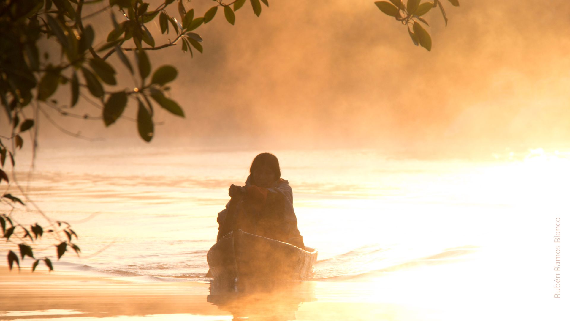 mujer en un río