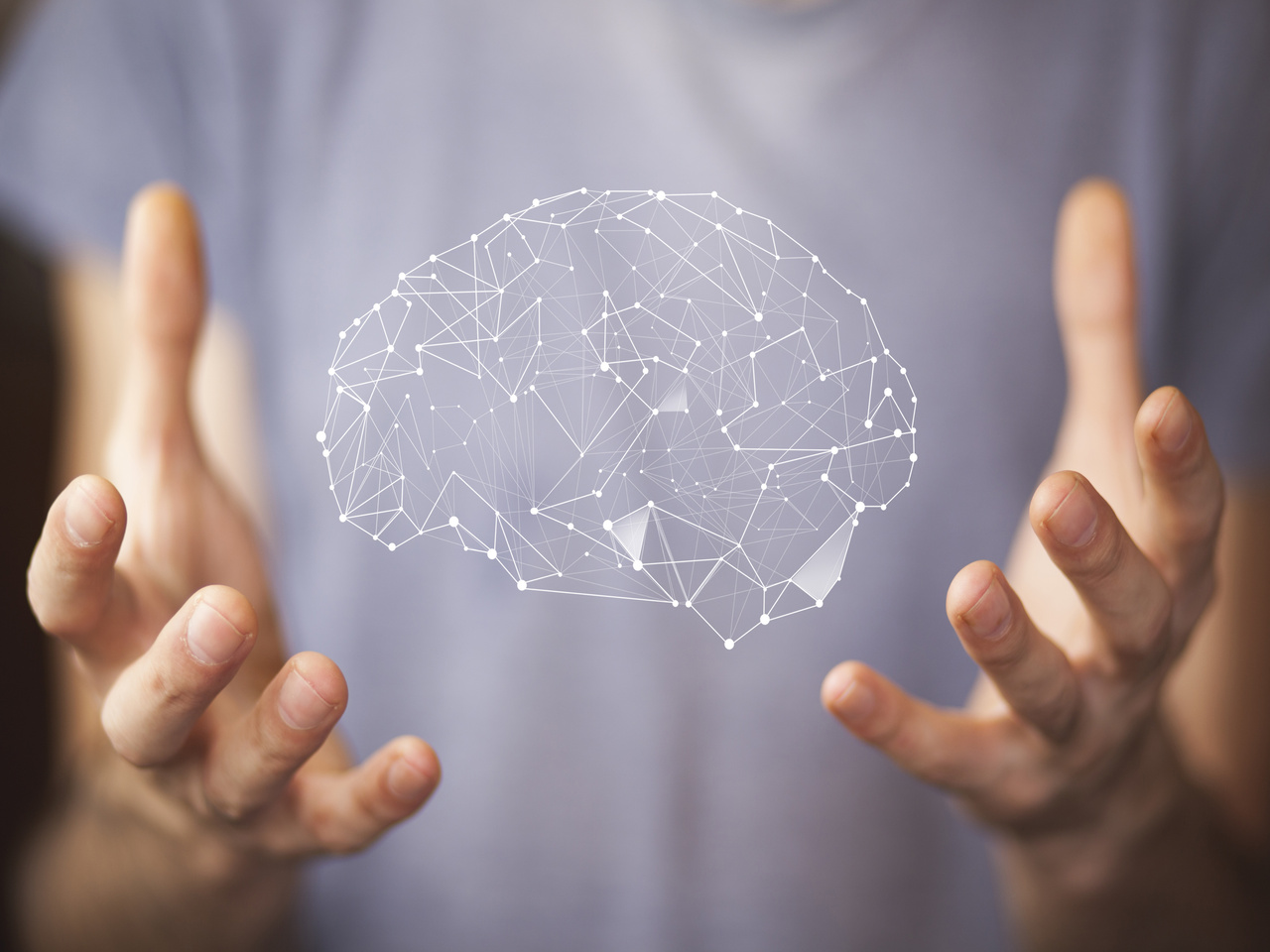 manos dudando delante de un cerebro