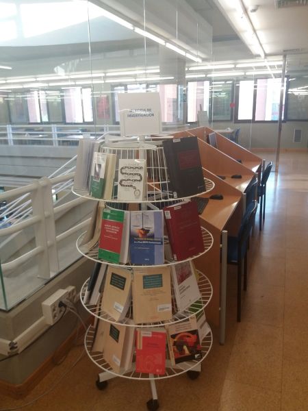 Expositor Memoria investigación Sala 3 Biblioteca de Derecho UAM