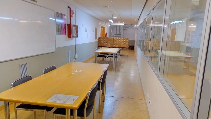 Sala estudio en grupo - Sala baja Biblioteca de Derecho UAM