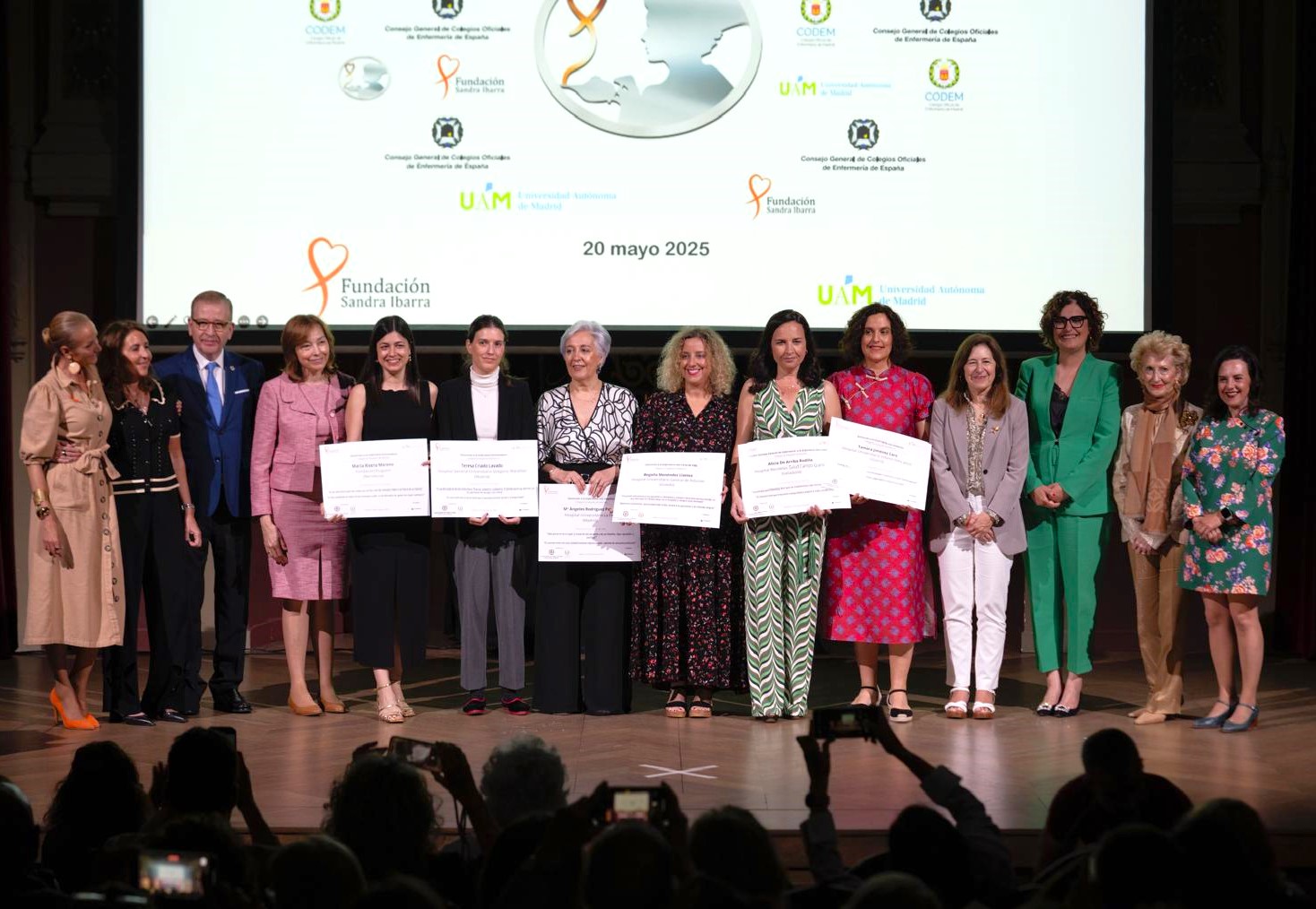 Las enfermeras oncológicas galardonadas (en el centro), junto a las autoridades que participaron en la ceremonia de entrega de Distinciones 'Dama de la lámpara'. / Fundación Sandra Ibarra