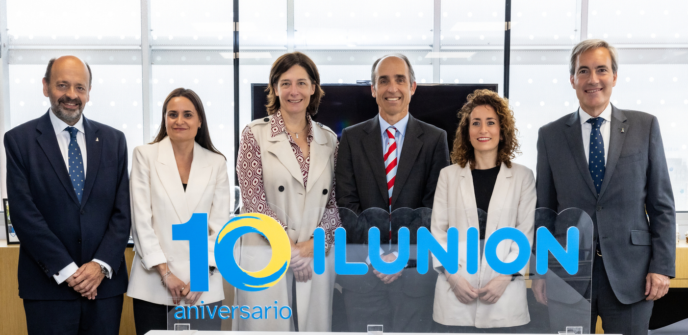 Foto de familia de los representantes de Ilunion y la UAM que participaron en la firma del convenio. / UAM