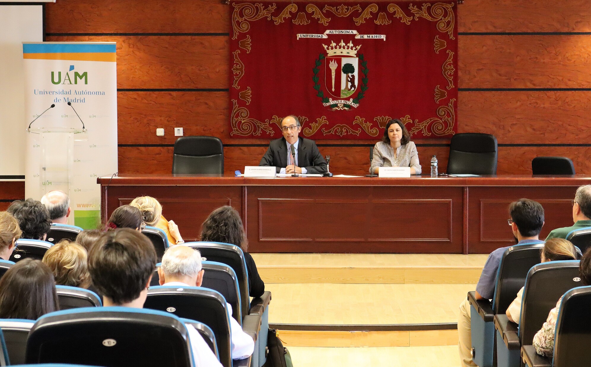 Javier Oubiña Barbolla, vicerrector de Estudiantes y Empleabilidad, y por Ruth García, jefa de servicio de Prácticas Externas y Empleabilidad, durante la bienvenida al acto. / UAM