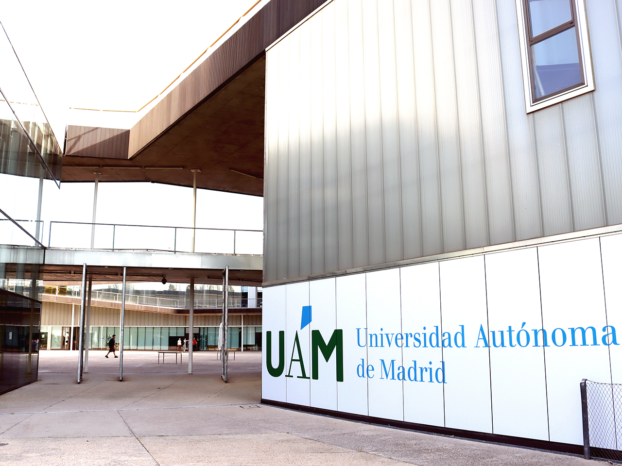 Acceso a la Plaza Mayor UAM, en el Campus de Cantoblanco / UAM