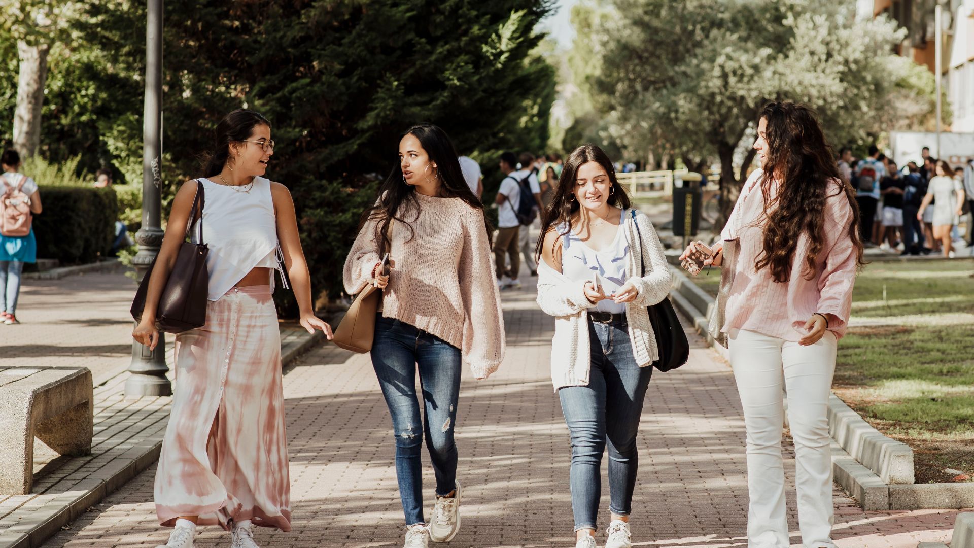 Estudiantes andando en el campus
