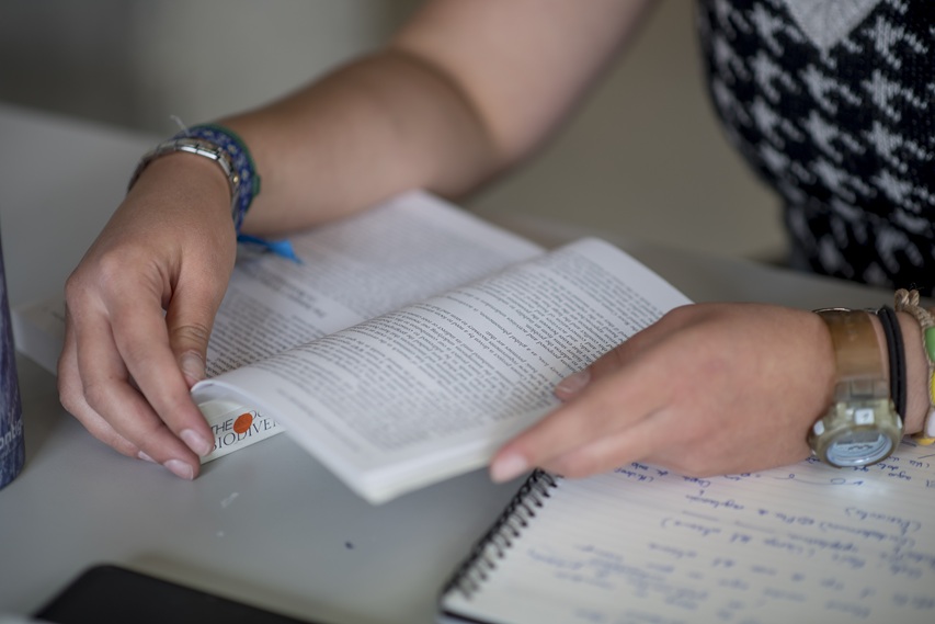Imagen de una persona con un libro en las manos