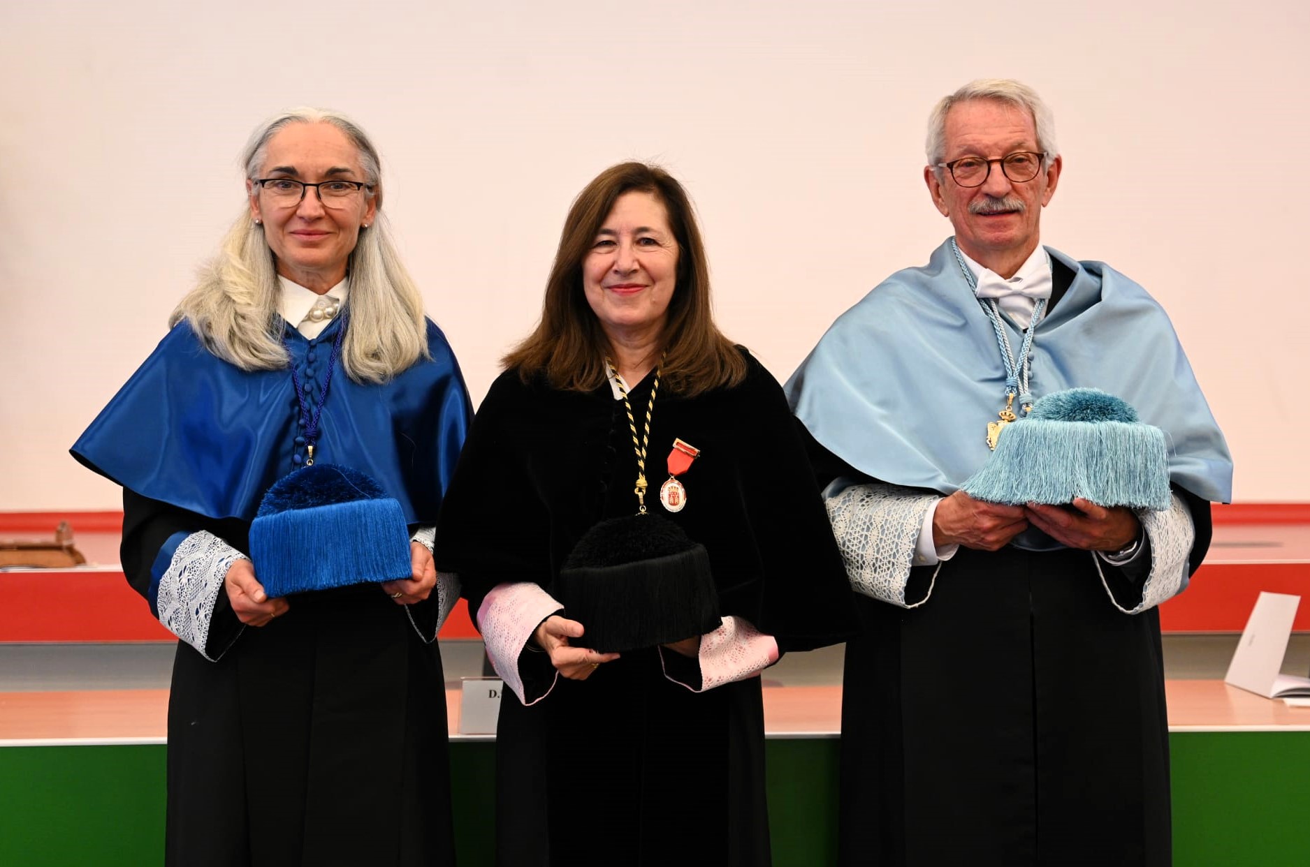 La catedrática de Bioquímica, Biofísica y Biología Estructural Evangelina Nogales de la Morena y el catedrático de Teoría e Historia de la Educación Alejandro Tiana Ferrer.