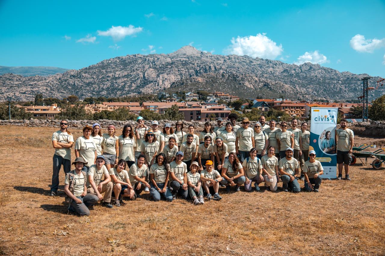 Foto de familia que muestra al equipo de arqueólogos de la UAM, miembros de CIVIS, APADIS, voluntarios y estudiantes durante V Campaña de Excavación Arqueológica del Castillo Viejo de Manzanares El Real.