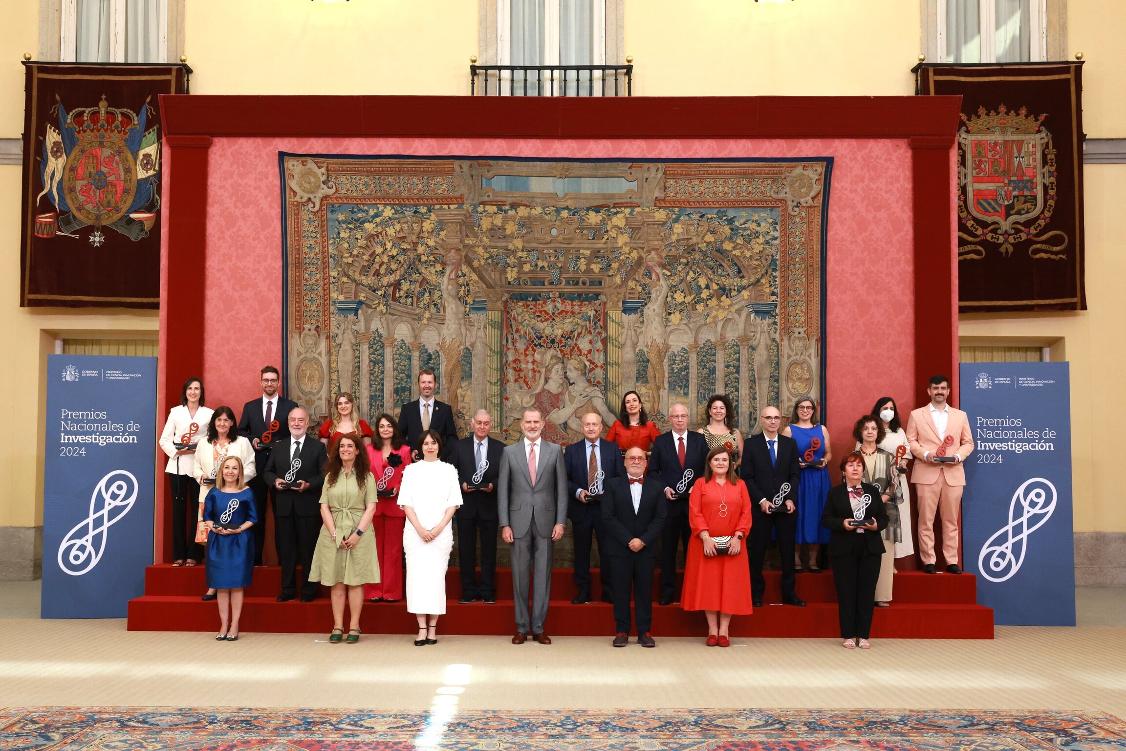 Fotografía de grupo de Su Majestad el Rey junto a los galardonados con los Premios Nacionales de Investigación 2024. / © Casa de S.M. el Rey