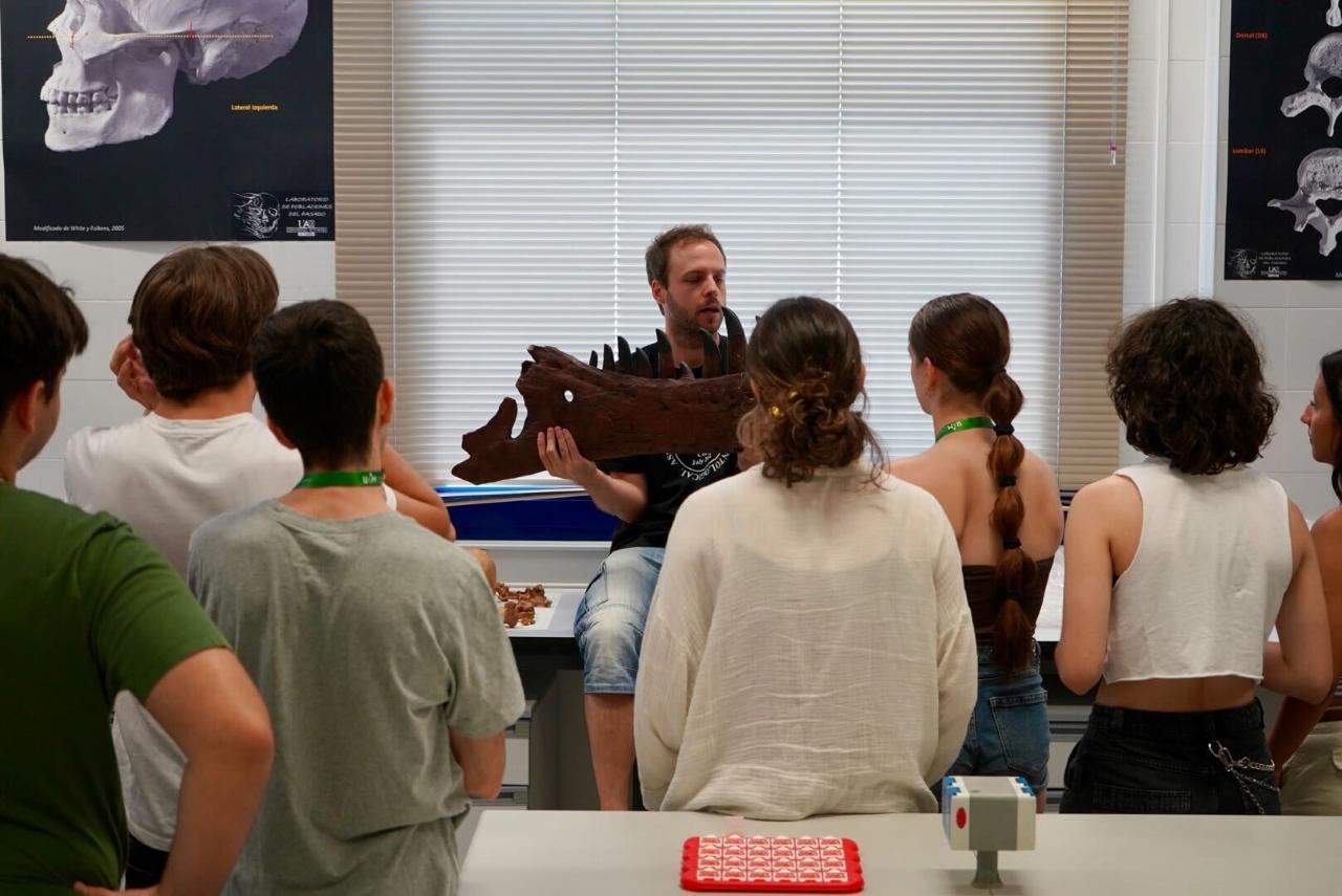 El grupo de participantes en el Campus Joven Internacional durante un taller en el edificio de Biología.