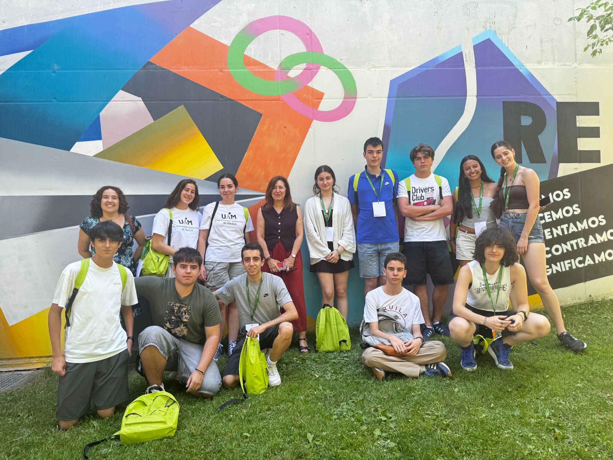 Equipo de jóvenes en el Campus Joven