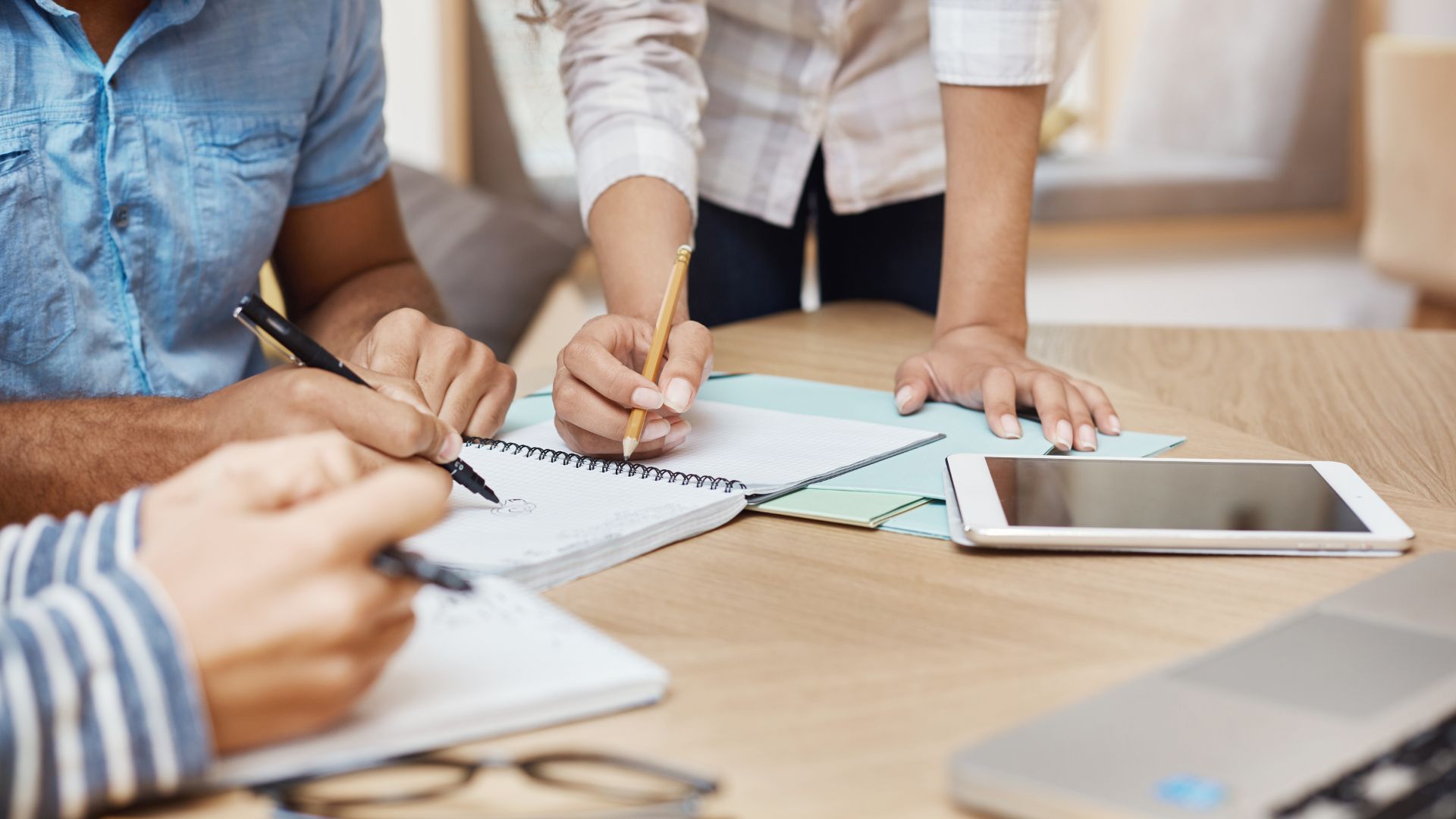 Personas trabajando conjuntamente