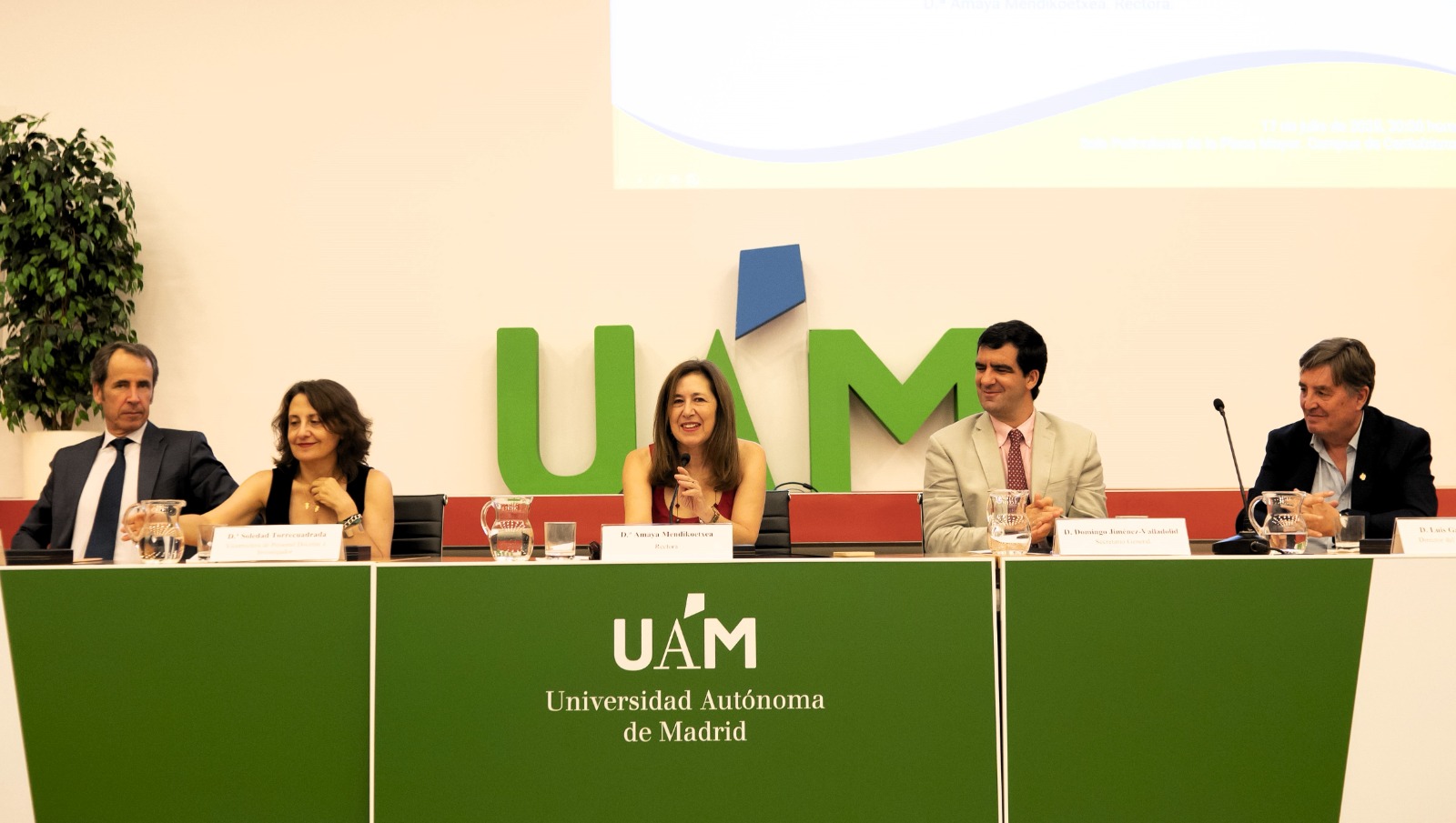 imagen de la mesa presidencial del acto