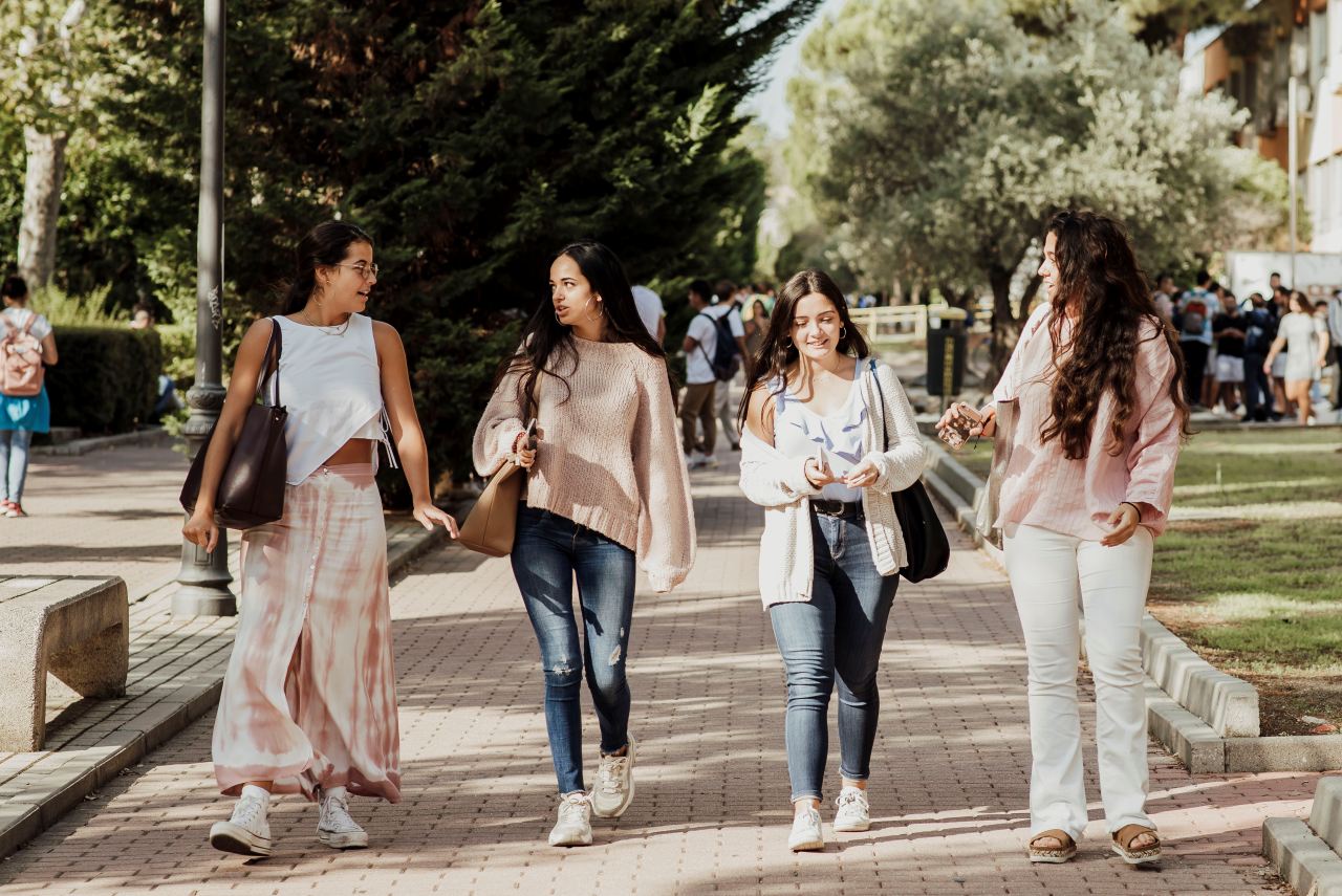 Imagen de cuatro estudiantes femeninas caminando por el campus de Cantoblanco