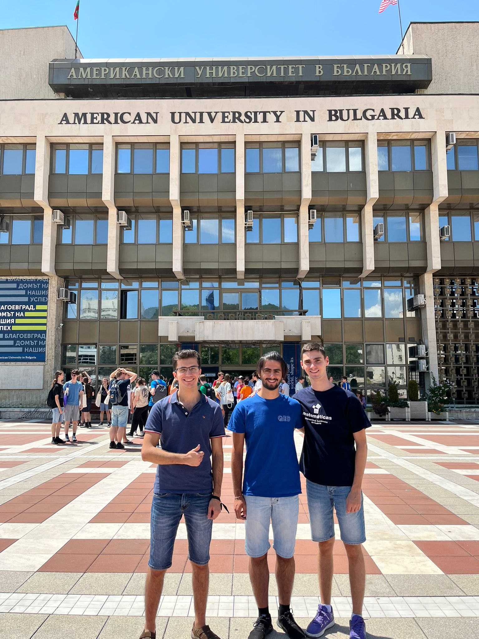 Participantes IMC 2025 frente a la American University in Bulgaria