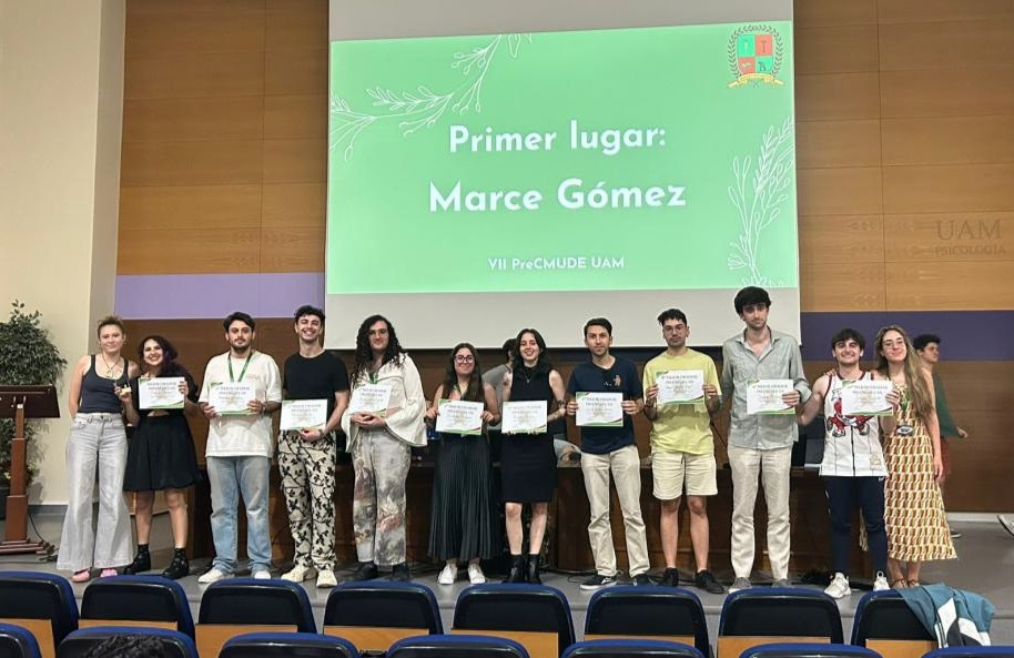 Participantes IMC 2025 frente a la American University in Bulgaria