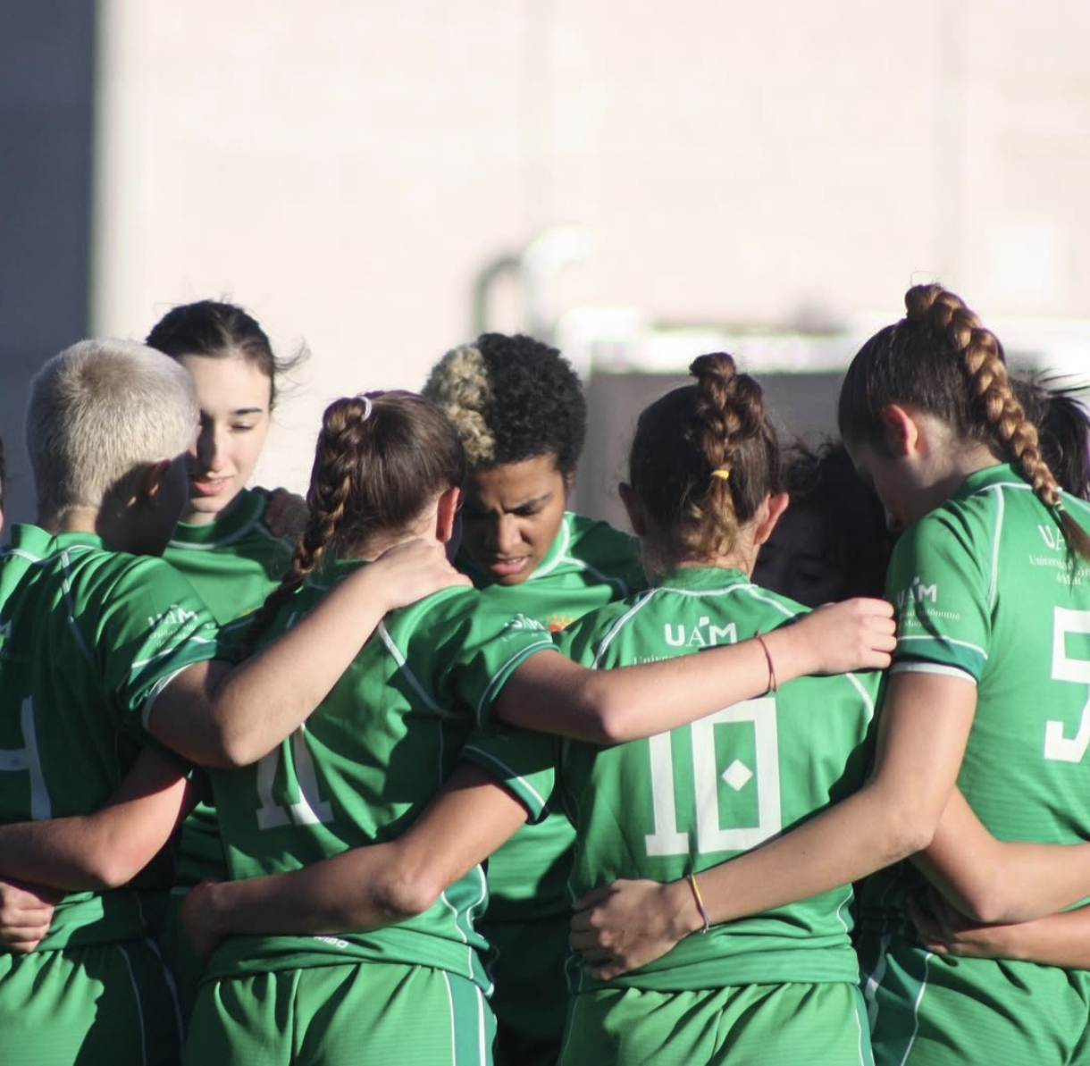 Foto de jugadoras del equipo Rugby 7 femenino UAM. Portada de la guía 