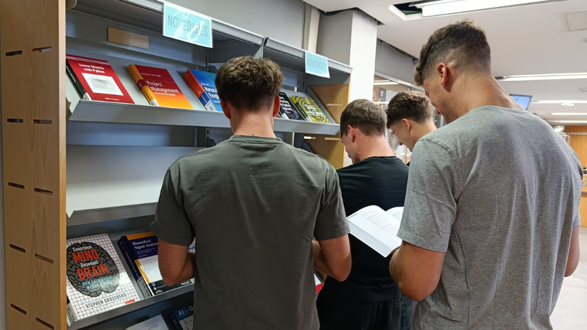 Imagen alumnos consultando las novedades.
