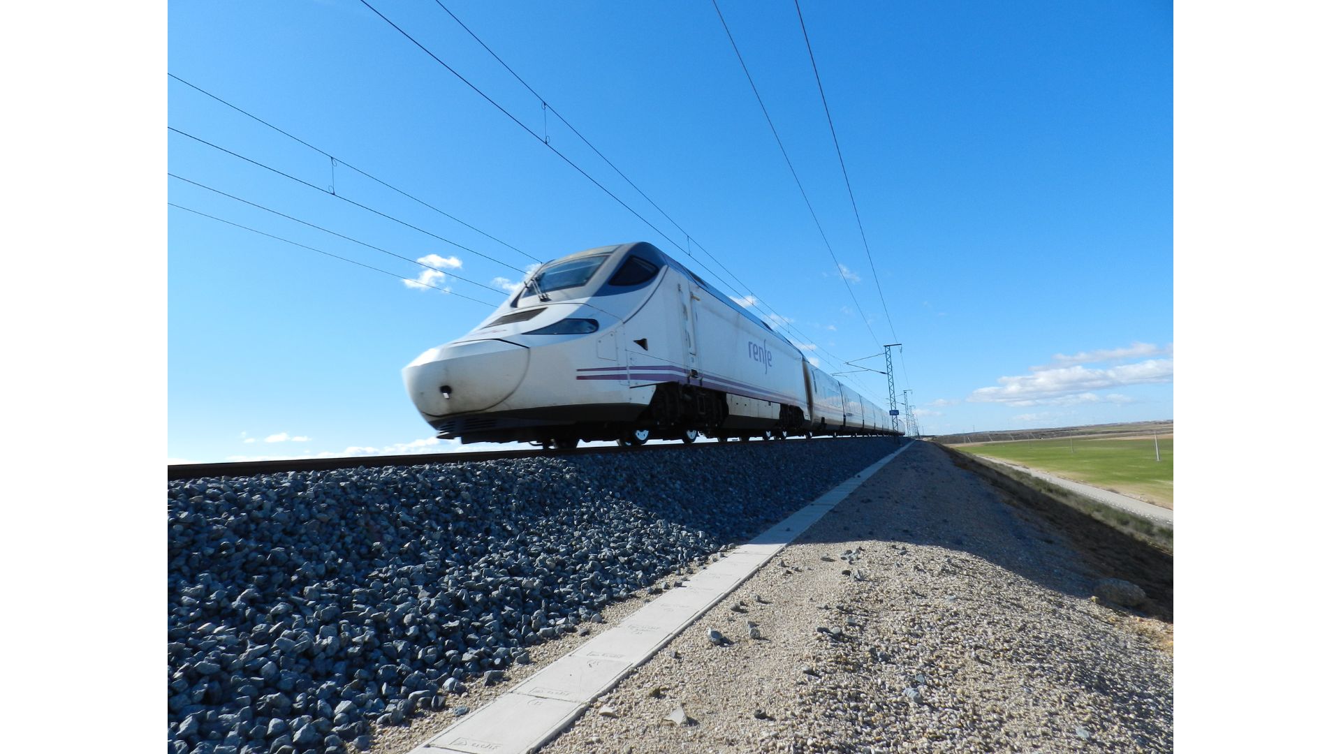 Tren de alta velocidad a su paso por el área de estudio, hábitat prioritario para la avutarda y cazadero para el búho real. Autor: Jesús Herranz TEG-UAM