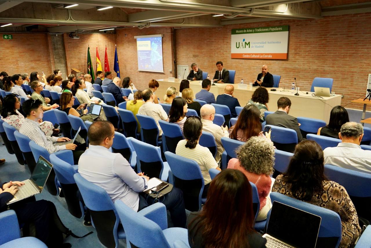 Imagen del público y mesa presidencial al fondo de la sala de La Corrala donde se ha celebrado la XIII Reunión de Estudios Asiáticos, bajo el título “Inteligencia artificial y el desarrollo de los estudios asiáticos.