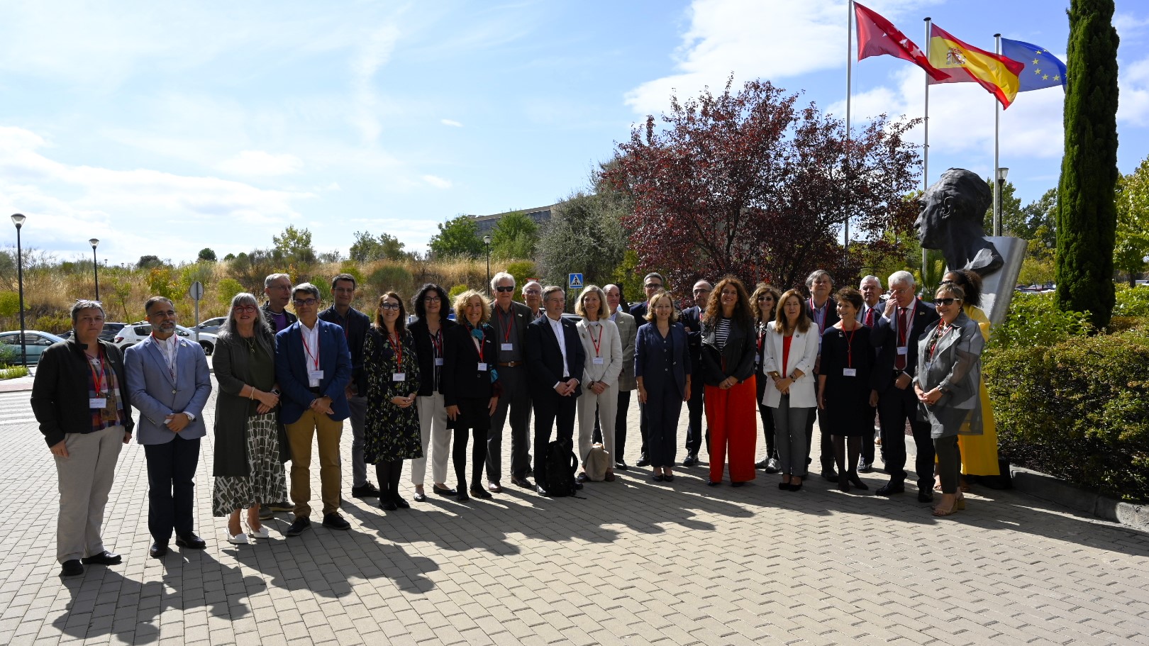Foto de familia de las autoridades e investigadores participantes en el acto institucional para conmemorar el 50 aniversario del CBMSO UAM-CSIC. / Foto: CBM