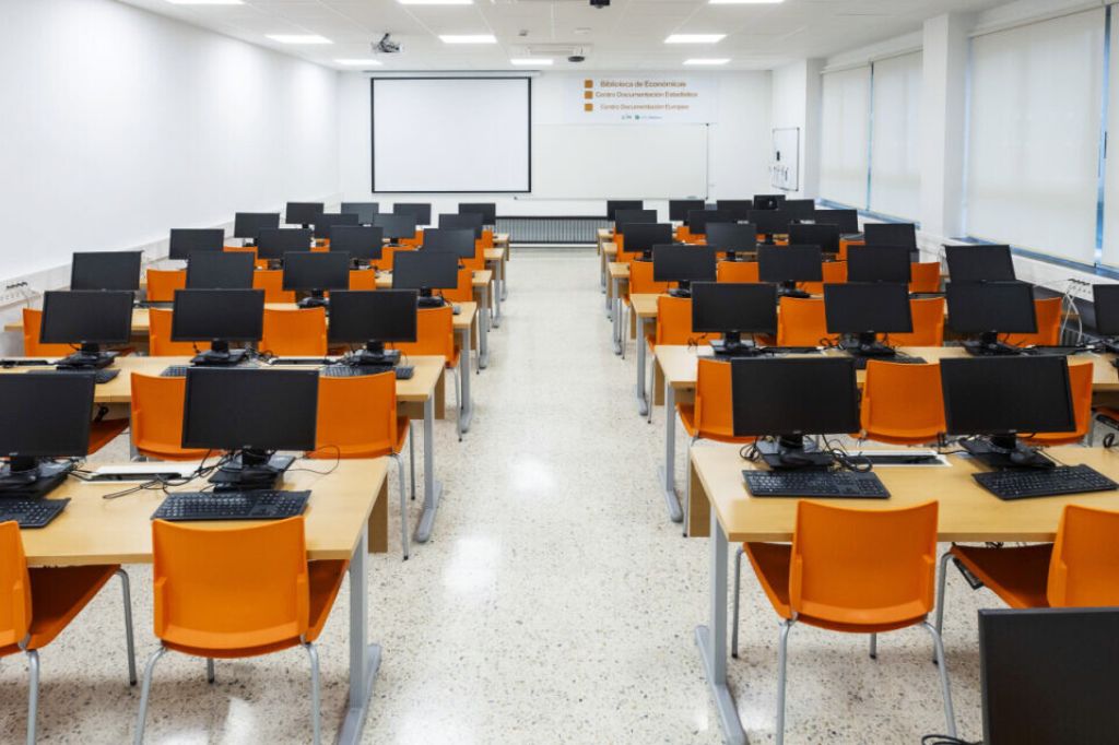 Sesión de formación en la Sala Multimedia de la Biblioteca de Económicas