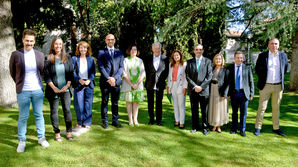 Foto de familia de las autoridades asistentes al Acto de Inauguración del Curso Académico 2025-2026 del Centro Universitario La Salle Campus Madrid, adscrito a la UAM. / La Salle