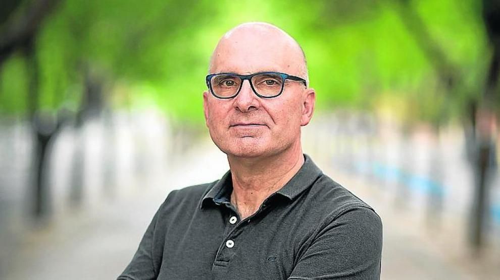 Primer plano deL profesor José Antonio López Guerrero en el campus de la UAM.