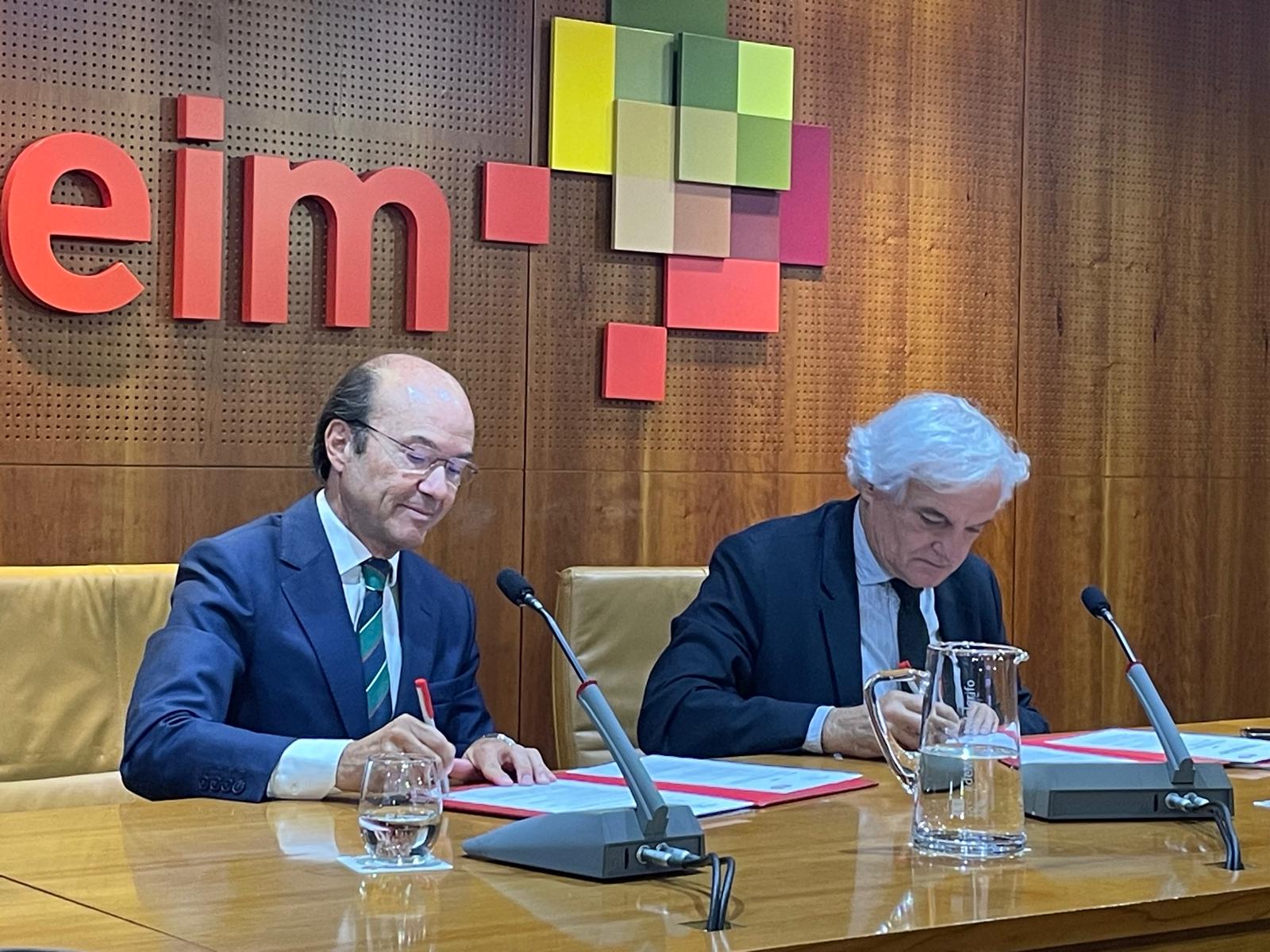 El presidente del Consejo Social de la UAM y actual presidente de la Conferencia, Eduardo Sicilia, y el presidente de CEIM, Miguel Garrido, sentados mientras firman el protocolo de actuaciones en la sede de CEIM.