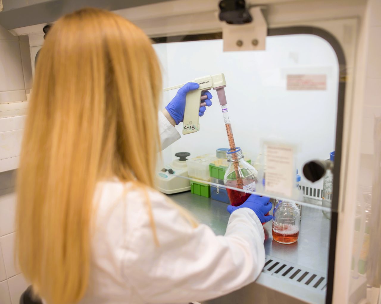 Una investigadora realiza un experimento en el laboratorio.
