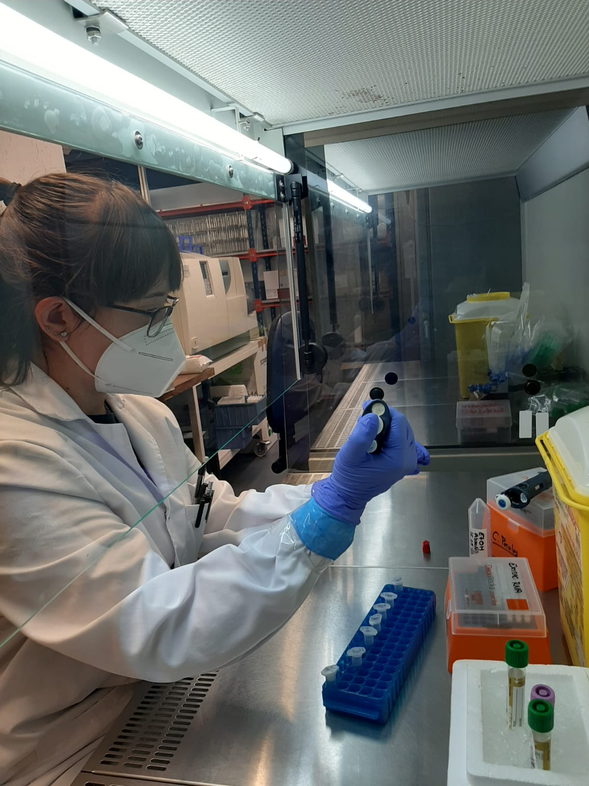 La primera autora del trabajo en las instalaciones del CBM. / Celia Perales, CBM (CSIC-UAM)