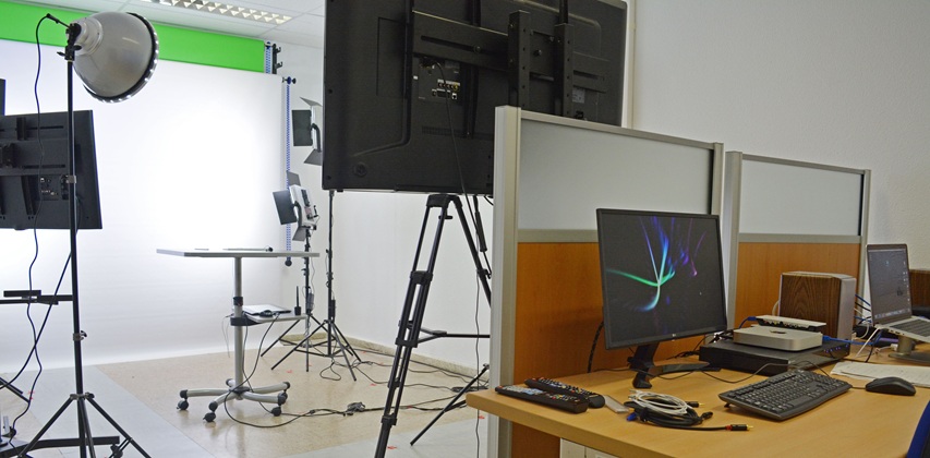VideoLab, sala de grabación con focos y mesa para docente.