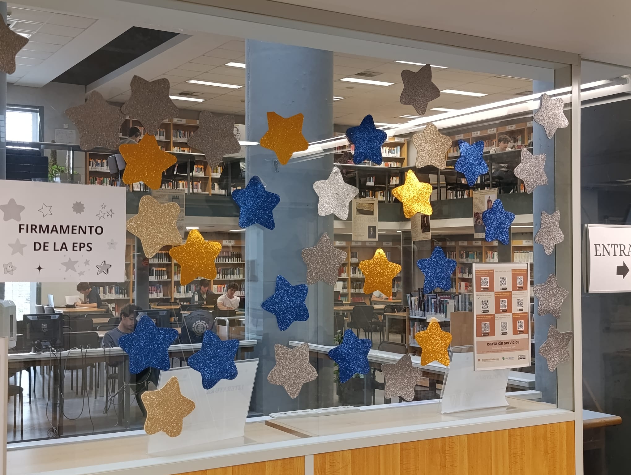 Imagen de Estrellas pegadas en el cristal del hall de la Biblioteca Politécnica.