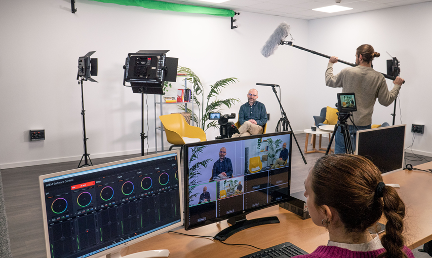 Sala con 2 sillas y mesa para una entrevista