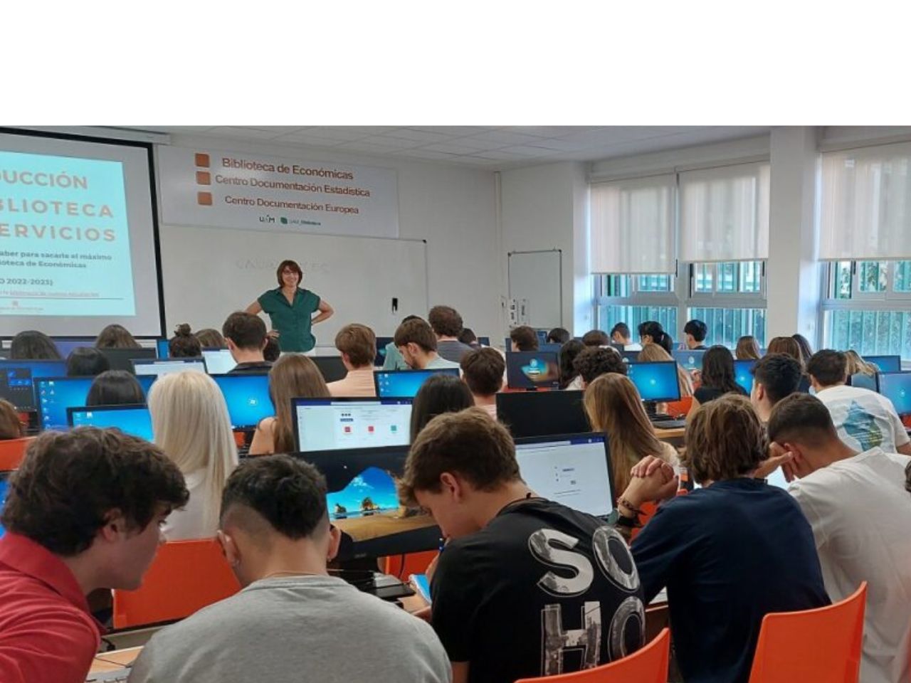 Sesión de formación en la Sala Multimedia de la Biblioteca de Económicas