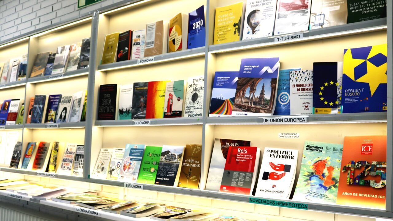 Imagen del expositor de novedades de la Biblioteca de Económicas UAM