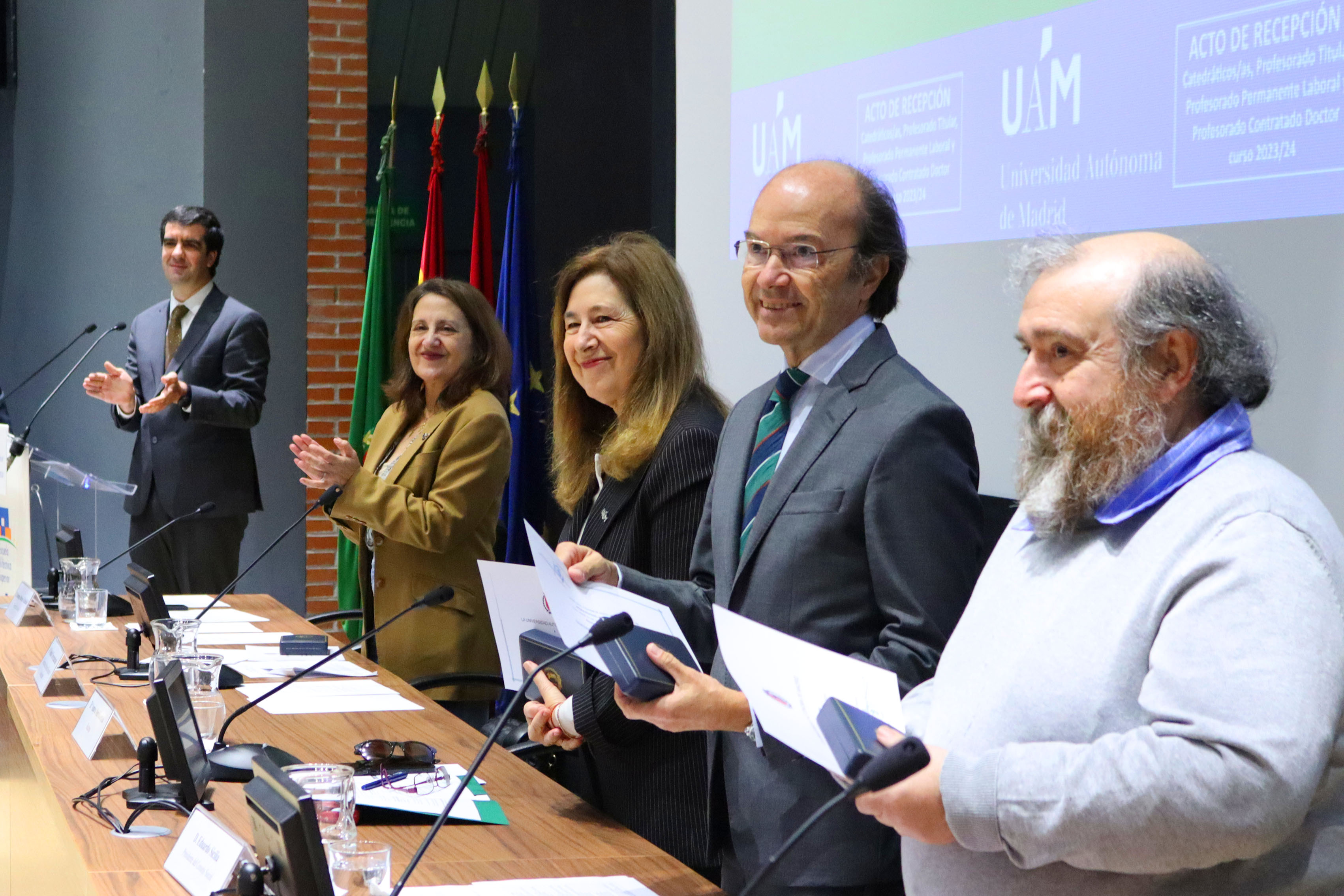 La rectora Amaya Mendikoetxea, flanqueada a la izquierda por el secretario general de la UAM, Domingo Jesús Jiménez-Valladolid, y por la vicerrectora de PDI, Soledad Torrecuadrada; y a la derecha por el presidente del Consejo Social, Eduardo Sicilia, y el director de la EPS, Carlos Aguirre. / UAM