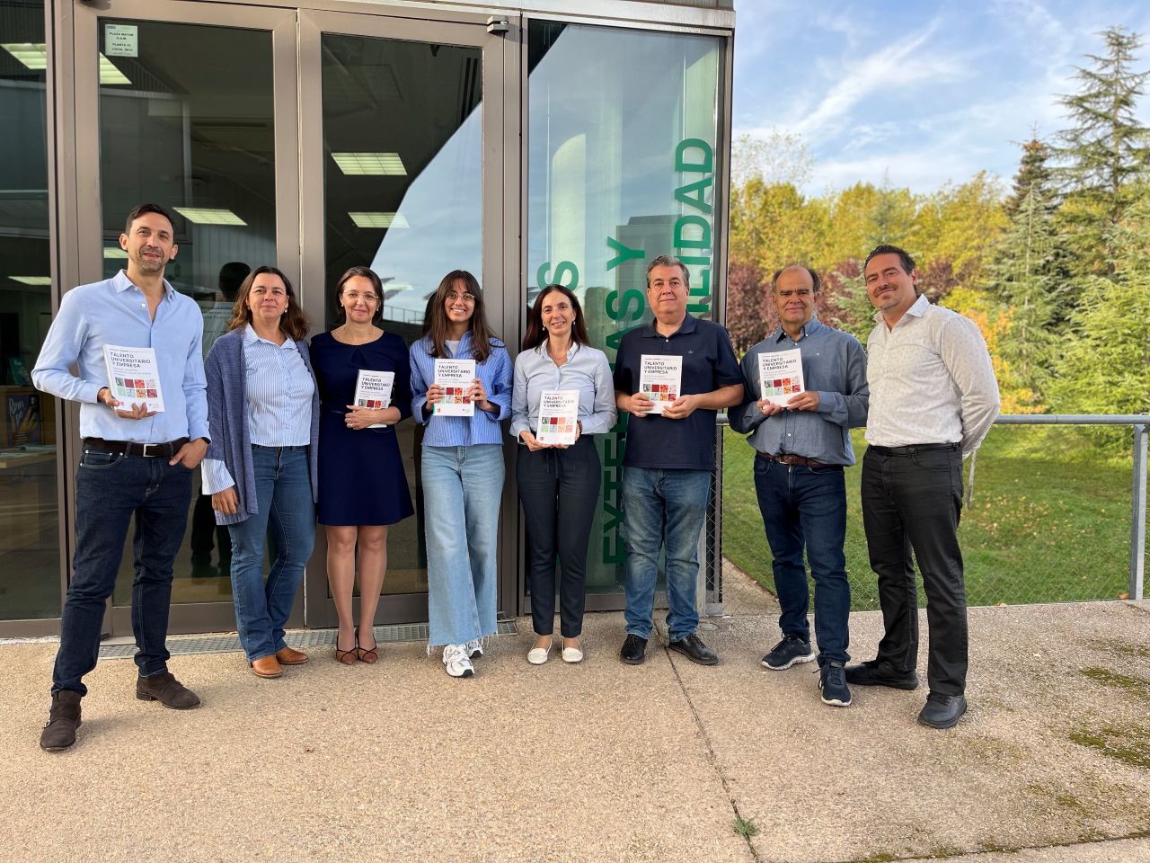 Imagen del vicerrector de Formación Permanente y el equipo de la Oficina de Prácticas Externas y Empleabiiidad, en el campus de Cantoblanco.
