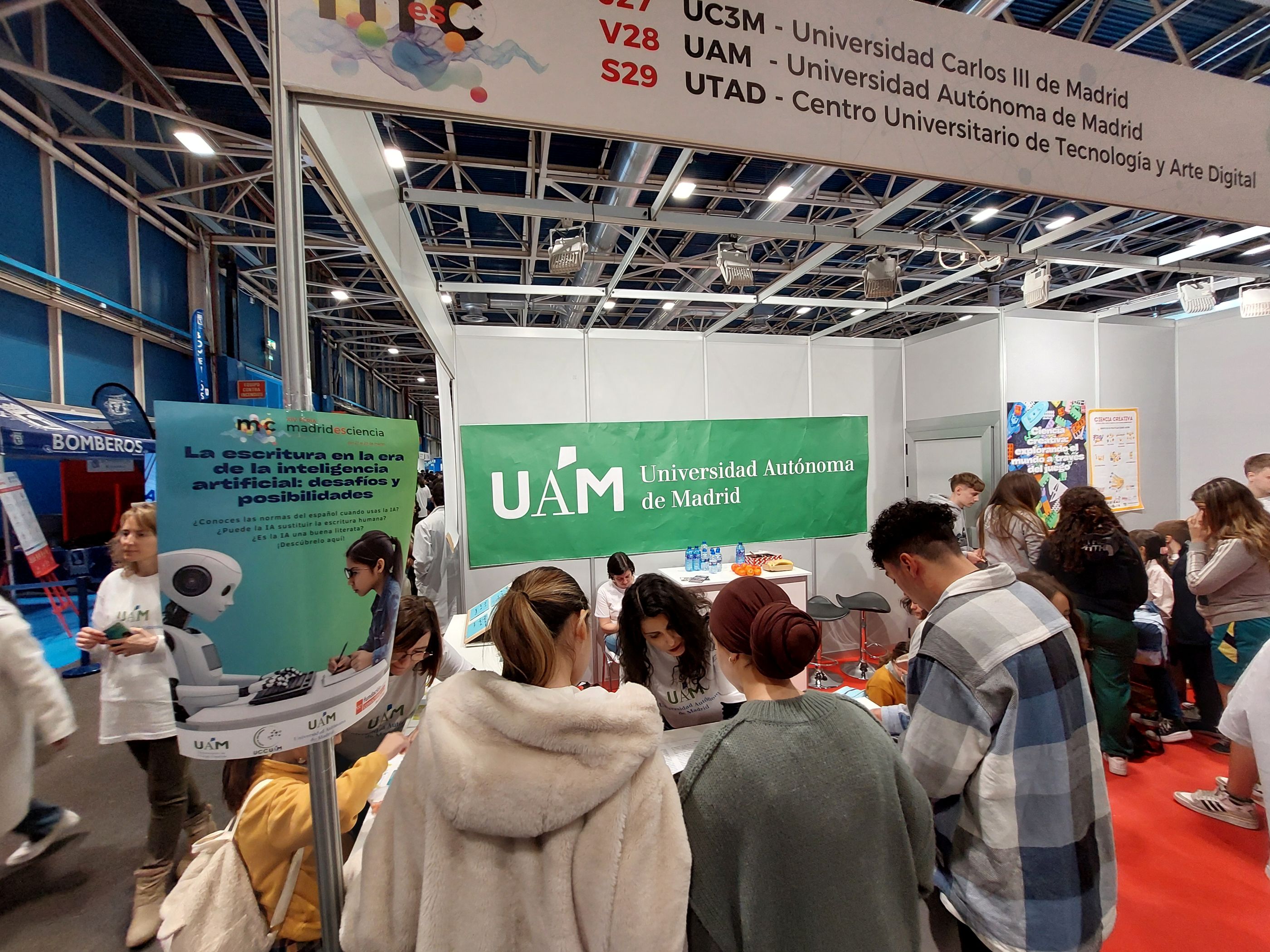 Estand de la UAM en la Feria Madrid es Ciencia en la que público e investigadoras/es están interactuando