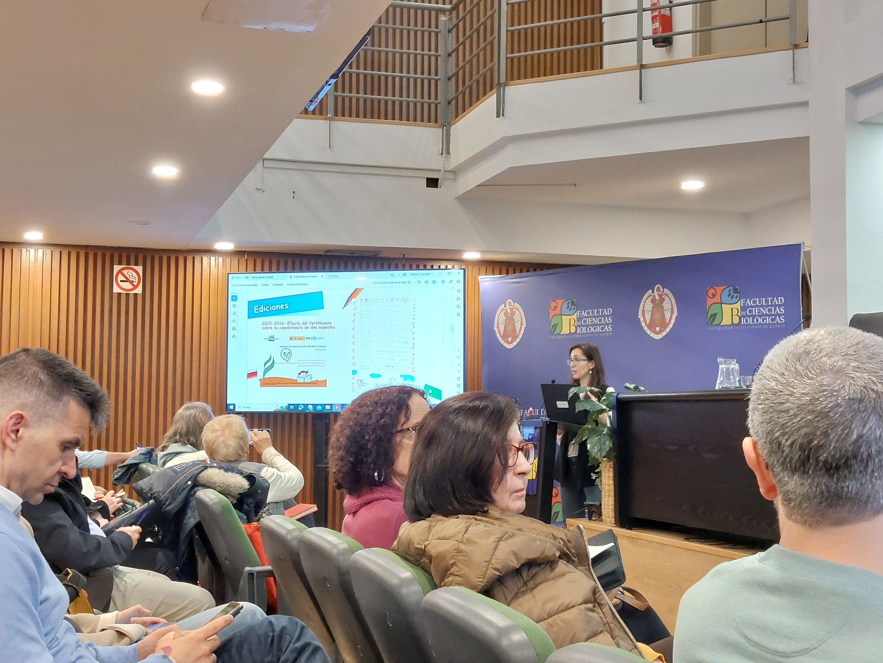 Rosa Alvarado (UCCUAM) durante la presentación de la comunicación sobre Ciencia en la Escuela, investigación científica en el aula en el VIII Congreso Internacional de Docentes de Ciencia y Tecnología / UAM