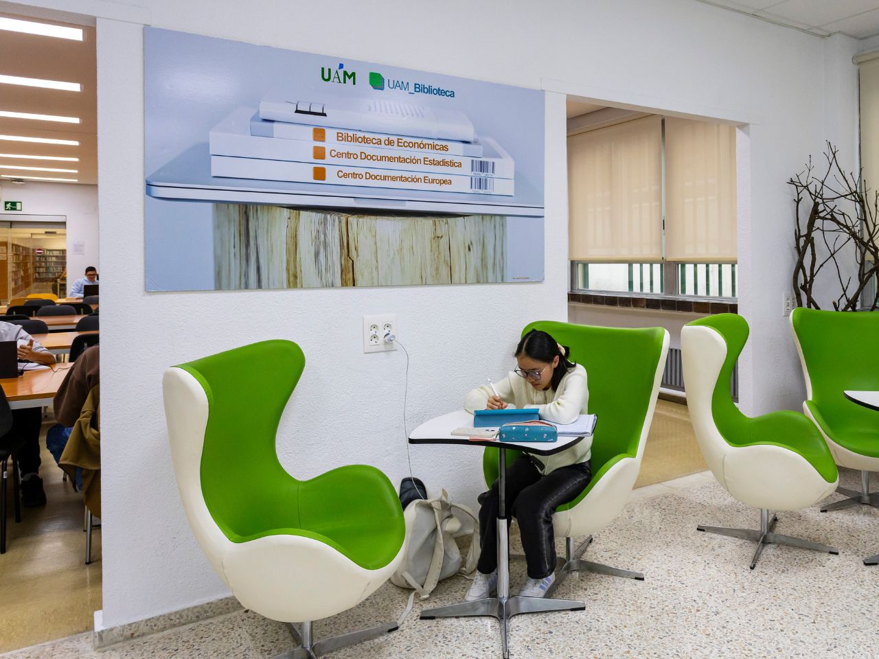 Imagen portátil abierto sobre una mesa