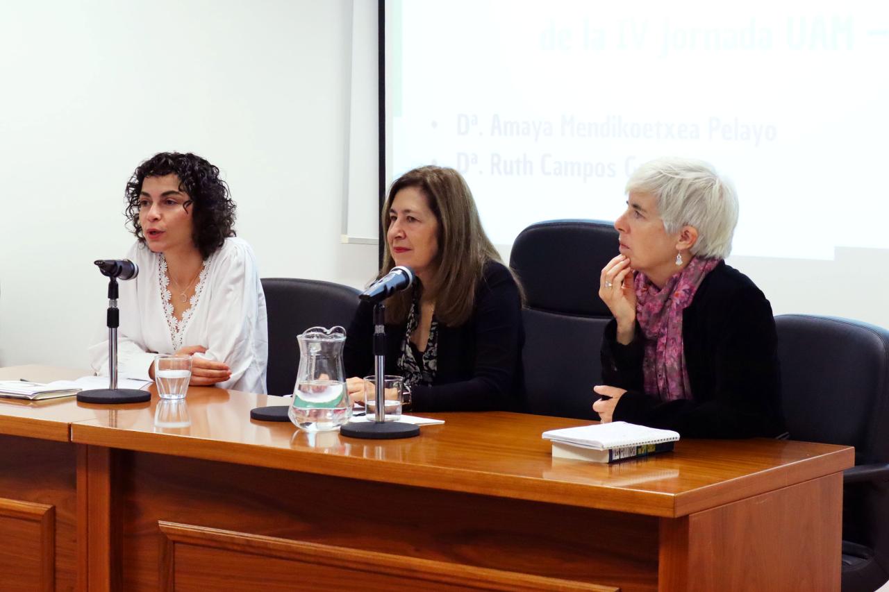De izquierda a derecha, sentadas a la mesa, la vicerrectora Ruth Campos, la rectora Amaya Mendikoetxea y la directora de la Oficina de Acción Solidaria y Cooperación, Silvia Arias.