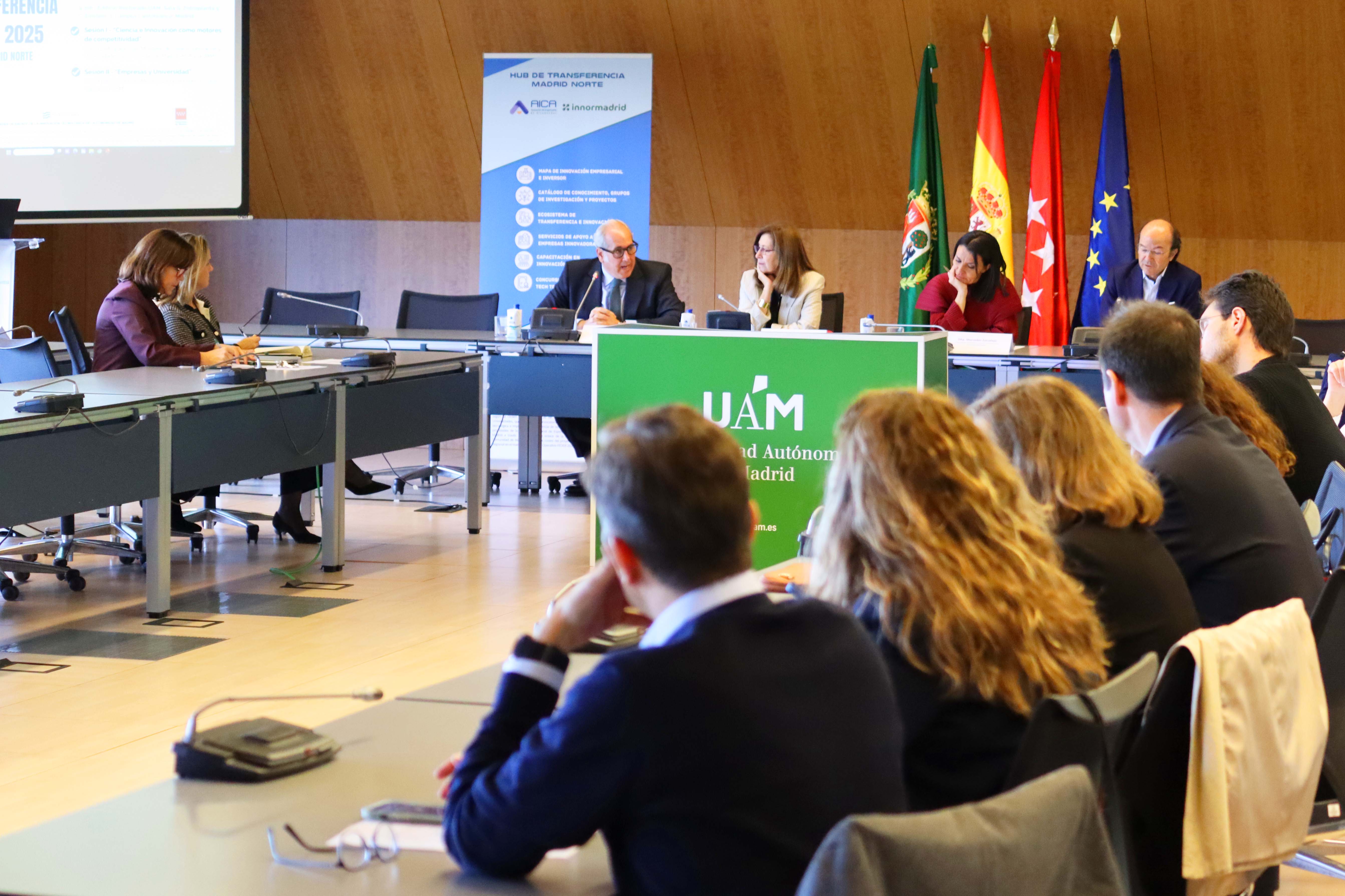 En la mesa presidencial, la rectora Amaya Mendikoetxea (izquierda), junto a Mercedes Zarzalejo, viceconsejera de Educación, Ciencia y Universidades de la Comunidad de Madrid; Eduardo Sicilia, presidente del Consejo Social de la UAM (derecha); y Luis Suárez de Lezo, vicepresidente ejecutivo de AICA. / UAM