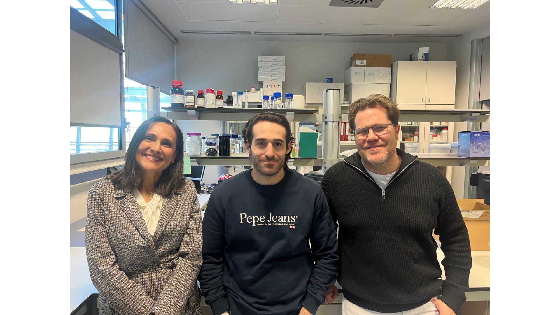 Pablo Méndez Albiñana, primer autor del trabajo, junto con sus directores de tesis, Mar Villamiel, y Javier Blanco Rivero.