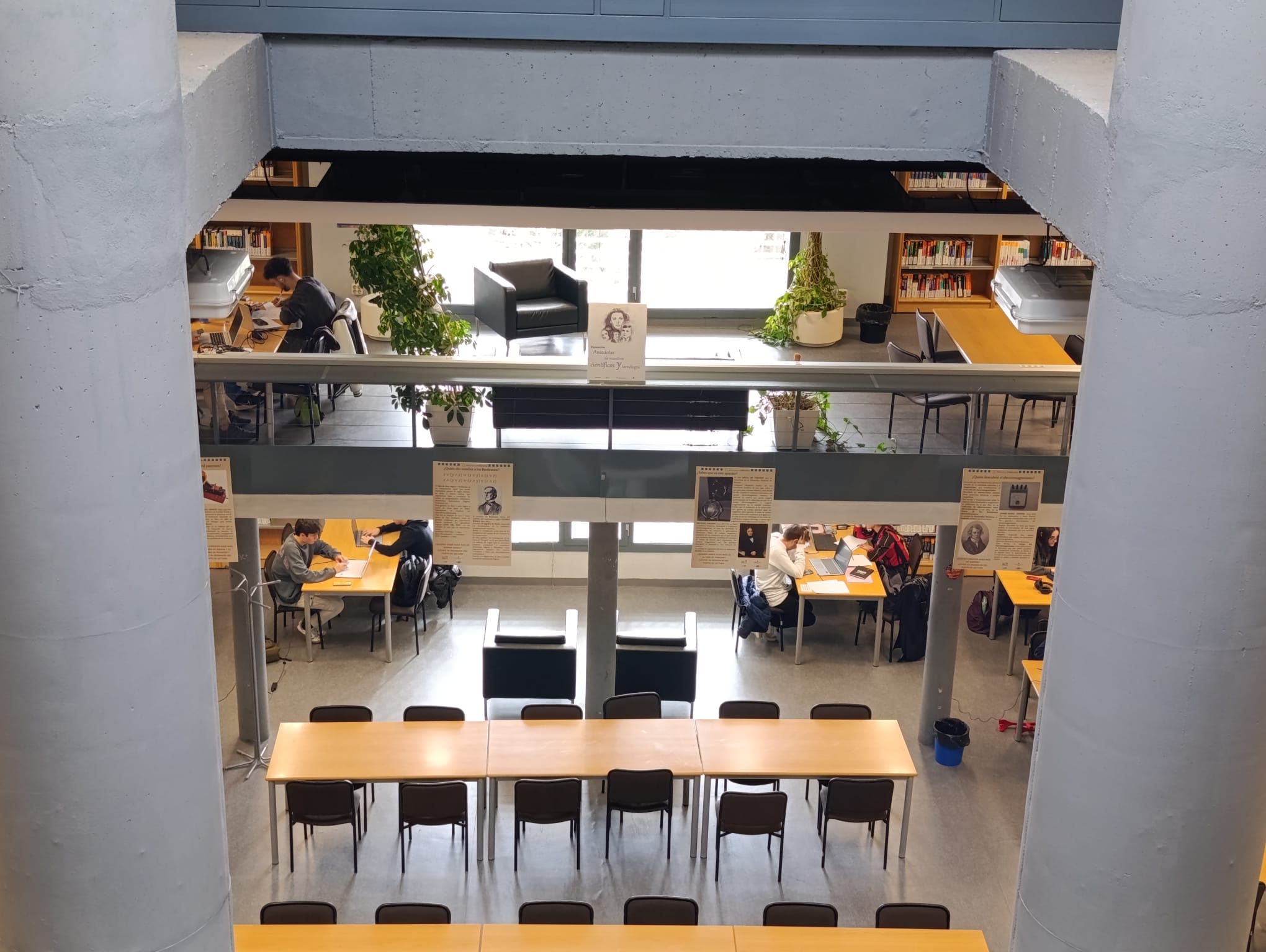 Imagen de las tres plantas de la bibiblioteca desde arriba