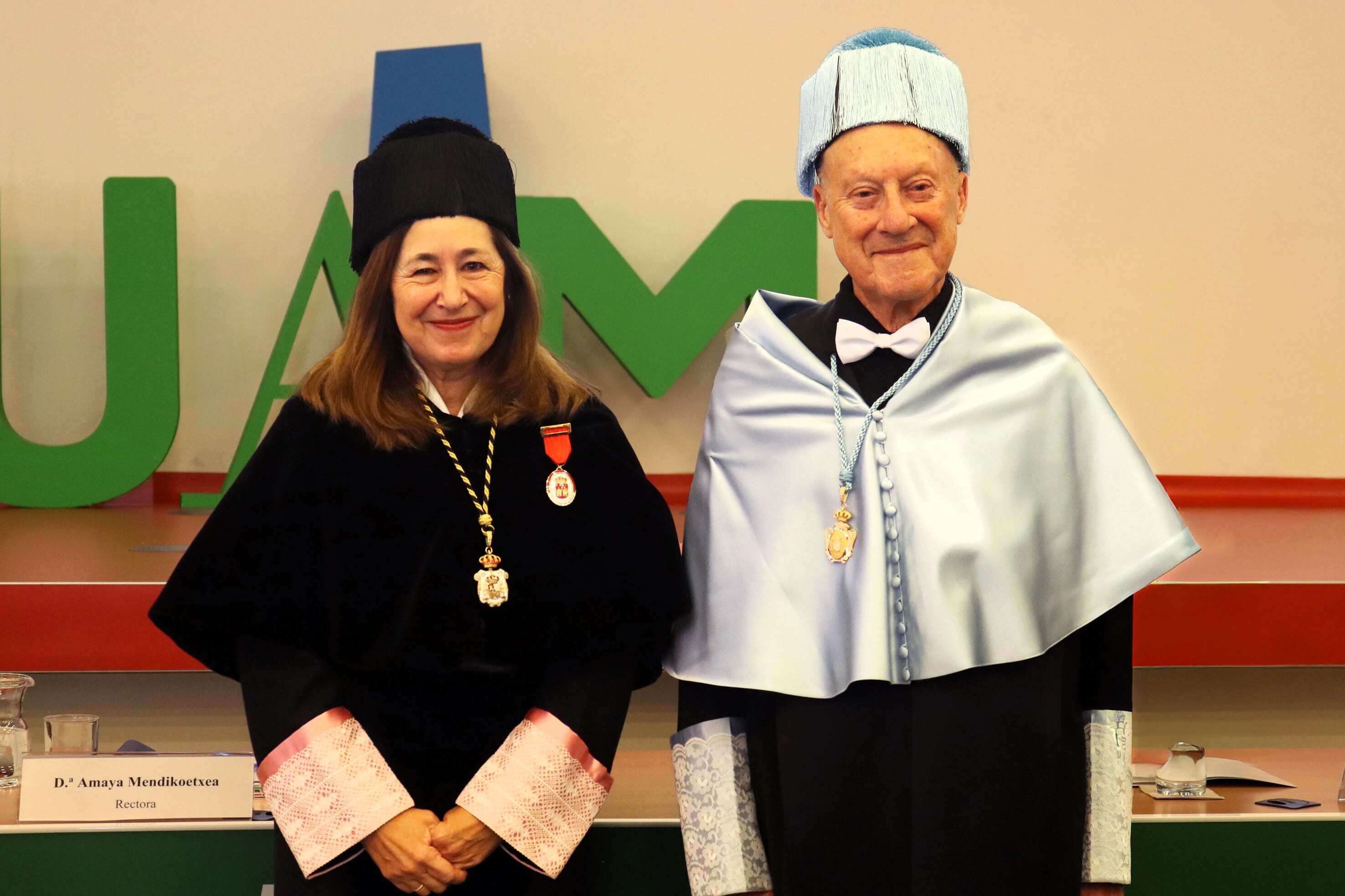 La rectora Amaya Mendikoetxea y lord Norman Foster, investido doctor 'honoris causa' por la UAM. / UAM