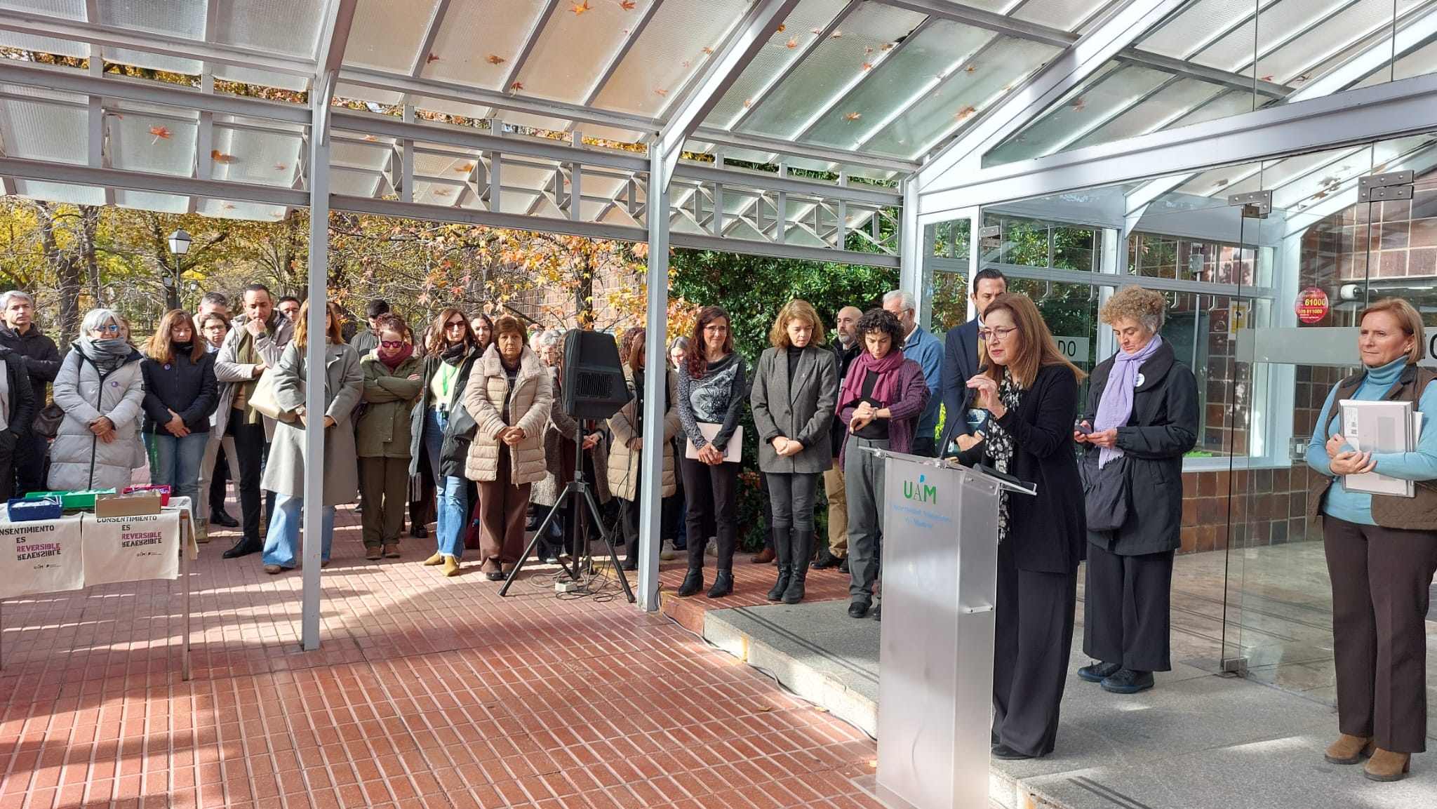 La rectora Amaya Mendikoetxea, acompañada por miembros del Equipo de Gobierno y la Unidad de Igualdad, durante la lectura del manifiesto de Crue. / UAM