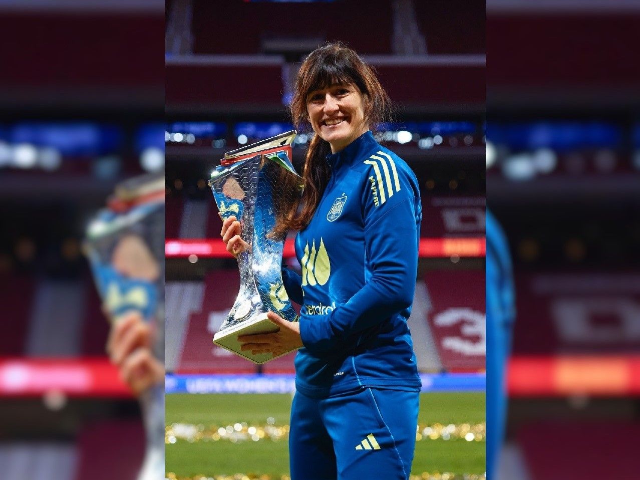 Primer plano de Blanca Romero con el trofeo de la Nations.