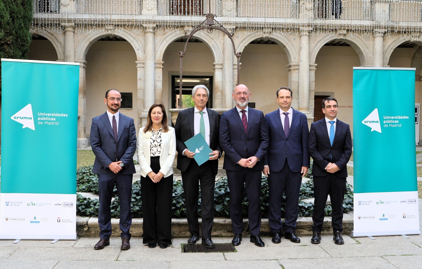Los rectores y rectora de las seis universidades públicas madrileñas –Universidad de Alcalá (UAH), Universidad Autónoma de Madrid (UAM), Universidad Carlos III de Madrid (UC3M), Universidad Complutense de Madrid (UCM), Universidad Politécnica de Madrid (UPM) y Universidad Rey Juan Carlos (URJC) en el acto celebrado en la UAH. / CRUMA